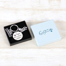 Load image into Gallery viewer, Graduation Keychain Gifts for Class 2021 Boys Girls Graduation Key Chain from High School College Gift Enjoy The Next Chapter Key Ring for Him Her Sons Daughters Students Graduates from Mom Dad